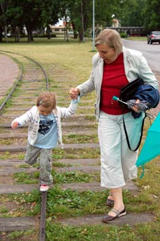 Ella och Ulla balanserar p smalspret i Vadstena - foto Gebbe Bjrkman