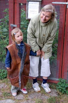 Ella och mormor hos hnsen - foto Gebbe Bjrkman