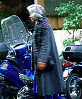 Kvinna och vespor (Lady with scooters)